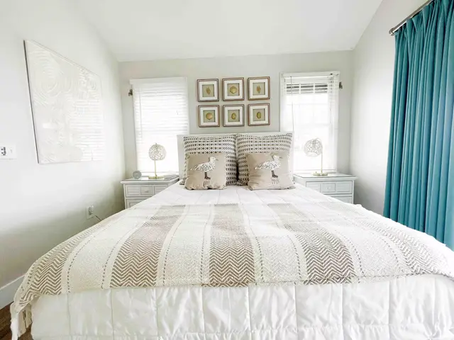 Bedroom at villa 5092 with twin beds under a window