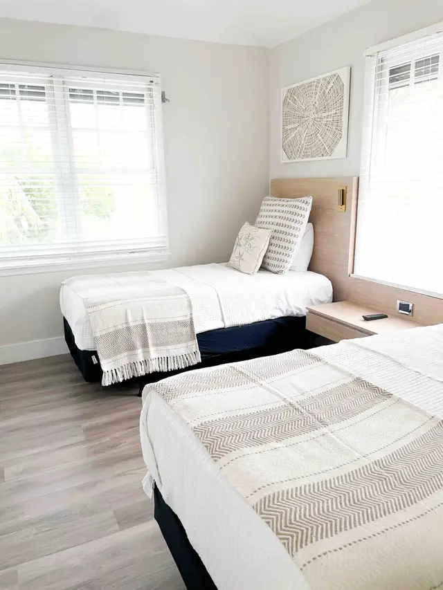 Twin beds at villa 5092 with coastal bedding